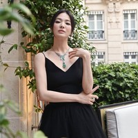Song Hye Kyo memakai kalung panjang ’Gulfstream necklace’ dan anting-anting ‘Gulfstream earrings’ senada yang berhias batu emerald. Foto: dok. Instagram @voguehongkong