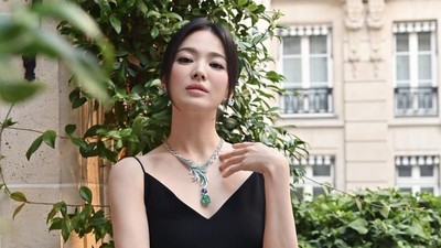 7 Pesona Song Hye Kyo Pakai Kalung Rp 1,4 T, Cantik Elegan di Paris