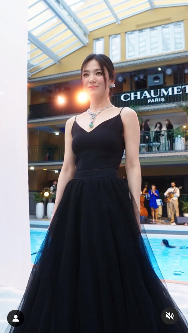 Busana yang dikenakan Song Hye Kyo terlihat minimalis namun menonjolkan perhiasan mewah yang baru dirilis hari itu. Foto: dok. Instagram @chaumetofficial