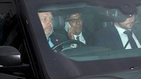 Rishi Sunak (tengah) berada di dalam mobil usai pertemuan dengan anggota parlemen, Rabu (6/6/2022). Salah satu alasan ia mengundurkan diri  karena merujuk bahwa Inggris sedang menghadapi tantangan-tantangan yang berat. Saat berpidato bersama Boris Johnson soal ekonomi, Rishi Sunak menyadari dengan jelas bahwa pendekatan-pendekatan mereka sangat berbeda. (Niklas Hallen/AFP/Getty Images) 