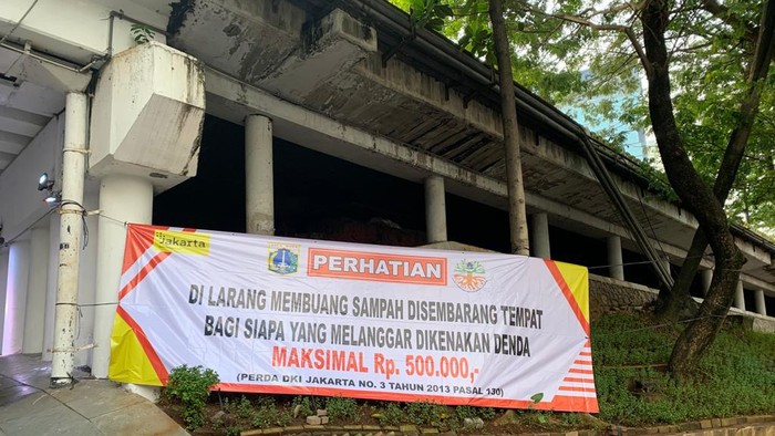 Spanduk larangan nyampah di taman Dukuh Atas, Jakart, Rabu (6/7/2022).