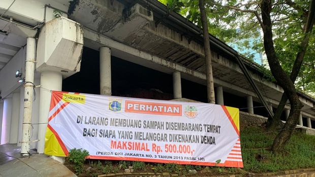 Spanduk larangan nyampah di taman Dukuh Atas, Jakart, Rabu (6/7/2022).