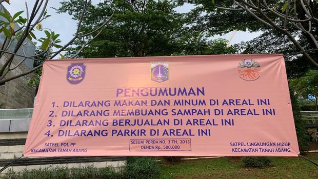 Spanduk larangan nyampah di taman Dukuh Atas, Jakart, Rabu (6/7/2022).
