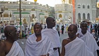 Menjelang pelaksanaan puncak ibadah haji, suasana kota Mekah baik di dalam Masjidil Haram maupun di jalan-jalan kota ramai calon jemaah.