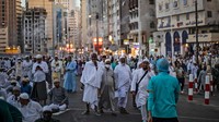 Peziarah Muslim tiba di luar Masjidil Haram di kota suci Mekah, Arab Saudi, Selasa, (5/7/2022).