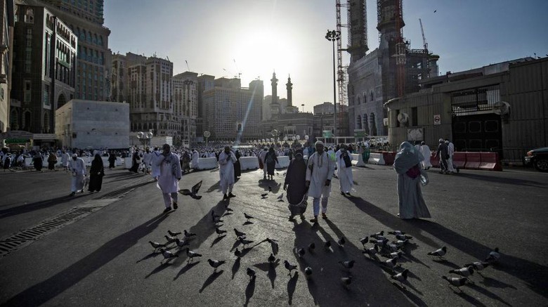 Muslim pilgrims arrive outside the Grand Mosque in Saudi Arabias holy city of Mecca on July 5, 2022. - One million people, including 850,000 from abroad, are allowed to participate in this years hajj -- a key pillar of Islam that all able-bodied Muslims with the means are required to perform at least once -- after two years of drastically curtailed numbers due to the coronavirus pandemic. (Photo by Delil SOULEIMAN / AFP) (Photo by DELIL SOULEIMAN/AFP via Getty Images)
