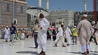 Terkait dengan cuaca ekstrem, jemaah haji diminta untuk tidak terlalu lama di ruang terbuka terkena paparan matahari, menggunakan payung, kacamata, memakai masker, dan banyak minum tanpa menunggu haus. Christina Assi/AFP via Getty Images