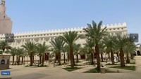 Masjid ini juga dikenal dengan sebutan Masjid Syajarah (yang berarti pohon), karena  masjid yang cantik ini dibangun di tempat di mana Nabi Muhammad SAW pernah berteduh di bawah sebuah pohon (sejenis akasia). Foto: Kemenag