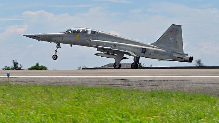 Taiwan Pamer Jet Latih Supersonik Buatan Lokal, Ini Performanya Locally-built TA-5 Brave Eagle advanced jet trainers of the Taiwanese Air Force fly past during a demonstration at an air force base in Taitung, eastern Taiwan, on July 6, 2022. (Photo by Sam Yeh / AFP) (Photo by SAM YEH/AFP via Getty Images)