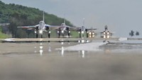 Pesawat TA-5 Brave Eagle buatan lokal Angkatan Udara Taiwan lepas landas dalam formasi untuk demonstrasi penerbangan di pangkalan angkatan udara di Taitung, Taiwan, Rabu (6/7/2022).  