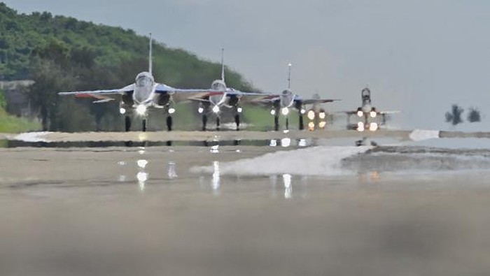 Taiwan Pamer Jet Latih Supersonik Buatan Lokal, Ini Performanya Locally-built TA-5 Brave Eagle advanced jet trainers of the Taiwanese Air Force fly past during a demonstration at an air force base in Taitung, eastern Taiwan, on July 6, 2022. (Photo by Sam Yeh / AFP) (Photo by SAM YEH/AFP via Getty Images)