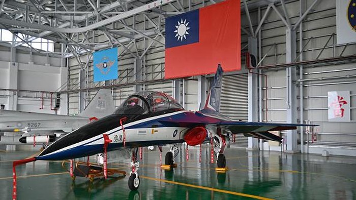 Taiwan Pamer Jet Latih Supersonik Buatan Lokal, Ini Performanya Locally-built TA-5 Brave Eagle advanced jet trainers of the Taiwanese Air Force fly past during a demonstration at an air force base in Taitung, eastern Taiwan, on July 6, 2022. (Photo by Sam Yeh / AFP) (Photo by SAM YEH/AFP via Getty Images)