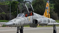 AT-5 ditenagai dua mesin turbofan F124-200TW dengan performa kecepatan maksimum 2.200 km/jam, ketinggian terbang hingga 16.800 m dan jangkauan operasi sejauh 1.100 km.