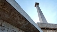 Jika diperhatikan dengan seksama dinding Monas terlihat kusam dan menghitam.