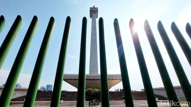 Temaram Tugu Monas Berbalut 'Noda Hitam'