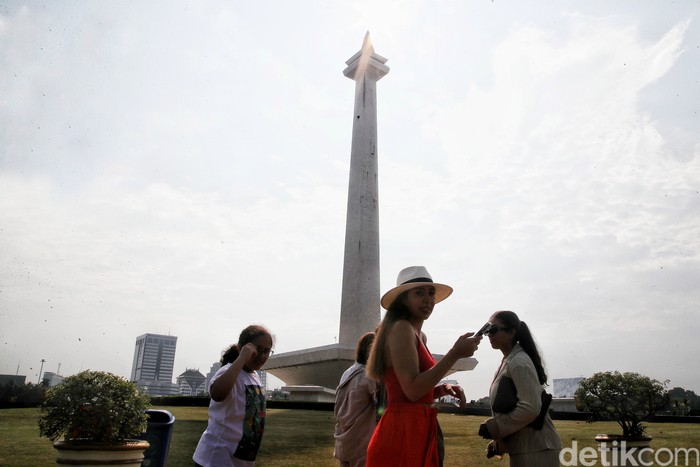 Jika diperhatikan dengan seksama tugu Monas saat ini terlihat kusam seakan tidak terawat. Dinding tiang dari ikon Ibu Kota bahkan sedikit menghitam.