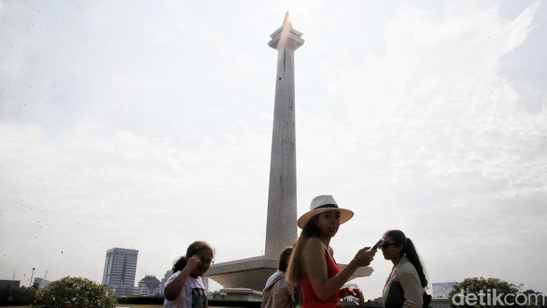 Temaram Tugu Monas Berbalut Noda Hitam Jika diperhatikan dengan seksama tugu Monas saat ini terlihat kusam seakan tidak terawat. Dinding tiang dari ikon Ibu Kota bahkan sedikit menghitam.