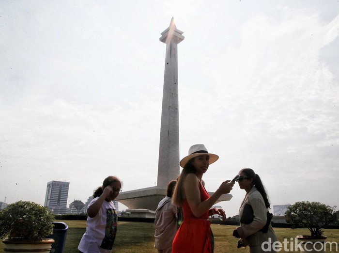 Jika diperhatikan dengan seksama tugu Monas saat ini terlihat kusam seakan tidak terawat. Dinding tiang dari ikon Ibu Kota bahkan sedikit menghitam.