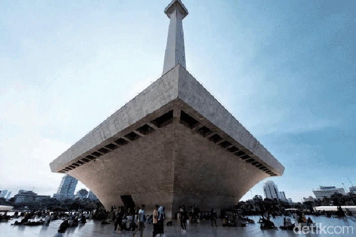 Jika diperhatikan dengan seksama tugu Monas saat ini terlihat kusam seakan tidak terawat. Dinding tiang dari ikon Ibu Kota bahkan sedikit menghitam.