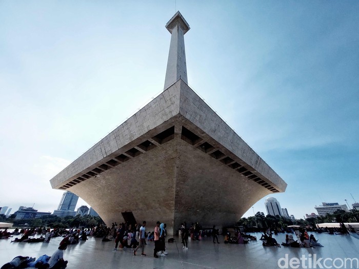 Jika diperhatikan dengan seksama tugu Monas saat ini terlihat kusam seakan tidak terawat. Dinding tiang dari ikon Ibu Kota bahkan sedikit menghitam.
