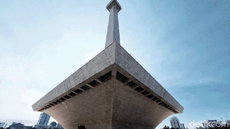 Temaram Tugu Monas Berbalut Noda Hitam Jika diperhatikan dengan seksama tugu Monas saat ini terlihat kusam seakan tidak terawat. Dinding tiang dari ikon Ibu Kota bahkan sedikit menghitam.