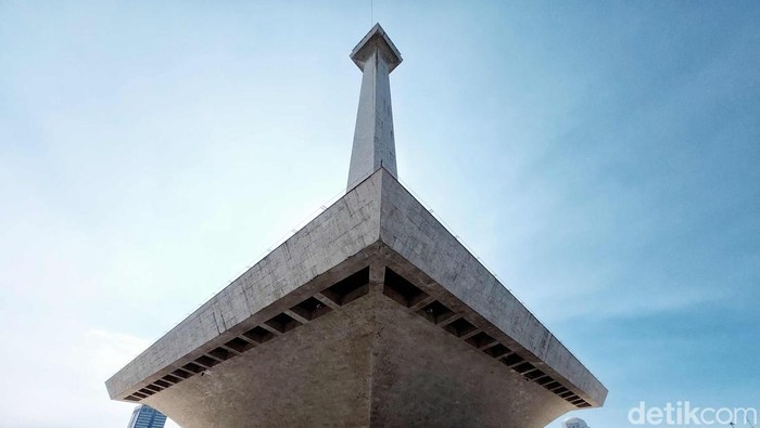 Jika diperhatikan dengan seksama tugu Monas saat ini terlihat kusam seakan tidak terawat. Dinding tiang dari ikon Ibu Kota bahkan sedikit menghitam.