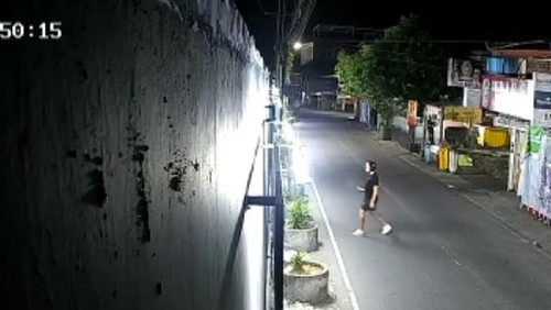 Tembok Pasar Semat Sari, Tibubeneng, Kuta Utara, menjadi sasaran corat-coret oleh orang tak dikenal. Pelaku aksi vandalisme itu sempat terekam CCTV.