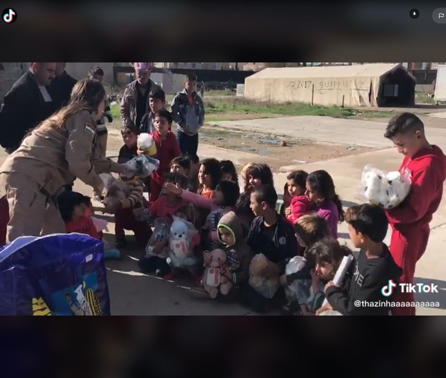 Dikatakan jika wanita berambut pirang itu juga bertanggung jawab untuk memberi perlindungan dari pasukan Rusia yang menyerang. Dalam berbagai konten di TikTok, Thalita juga terlihat memberi bantuan kepada warga Ukraina dan anak-anak.Foto: TikTok Thalita do Valle