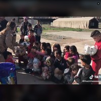 Dikatakan jika wanita berambut pirang itu juga bertanggung jawab untuk memberi perlindungan dari pasukan Rusia yang menyerang. Dalam berbagai konten di TikTok, Thalita juga terlihat memberi bantuan kepada warga Ukraina dan anak-anak.Foto: TikTok Thalita do Valle