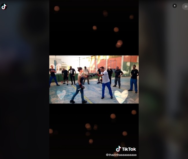 Saudara Thalita mengatakan jika wanita tersebut adalah sosok pahlawan karena suka membantu dan bergabung dalam misi kemanusiaan. Selama di Ukraina, tugasnya adalah menjadi penyelamat dan penembak. Foto: TikTok Thalita do Valle