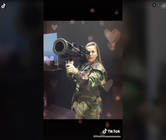 Sebelumnya sudah sering ikut misi kemanusiaan, termasuk untuk menghadapi ISIS di Iraq. Sayangnya, Thalita dilaporkan tewas setelah sebuah serangan rudal menghantam bunkernya.Foto: TikTok Thalita do Valle