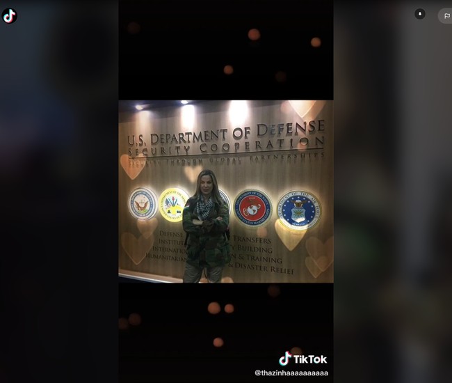 Sayangnya Thalita do Valle meninggal di usia 39 tahun minggu lalu setelah bunkernya di Kharkiv diserang rudal. Dilaporkan Dailymail, ketika itu ia adalah satu-satunya yang tinggal di sana. Kawasan itu sendiri dikatakan sering menjadi target pasukan Rusia selama perang.Foto: TikTok Thalita do Valle