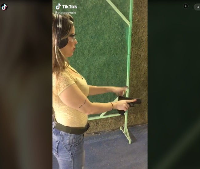 Thalita sempat kehilangan kontak dengan keluarga. Setelah selamat dari pemboman di ibu kota Kyiv, ia tidak bisa menggunakan handphone dengan bebas karena dimonitori drone Rusia. Foto: TikTok Thalita do Valle