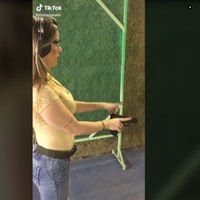 Thalita sempat kehilangan kontak dengan keluarga. Setelah selamat dari pemboman di ibu kota Kyiv, ia tidak bisa menggunakan handphone dengan bebas karena dimonitori drone Rusia. Foto: TikTok Thalita do Valle