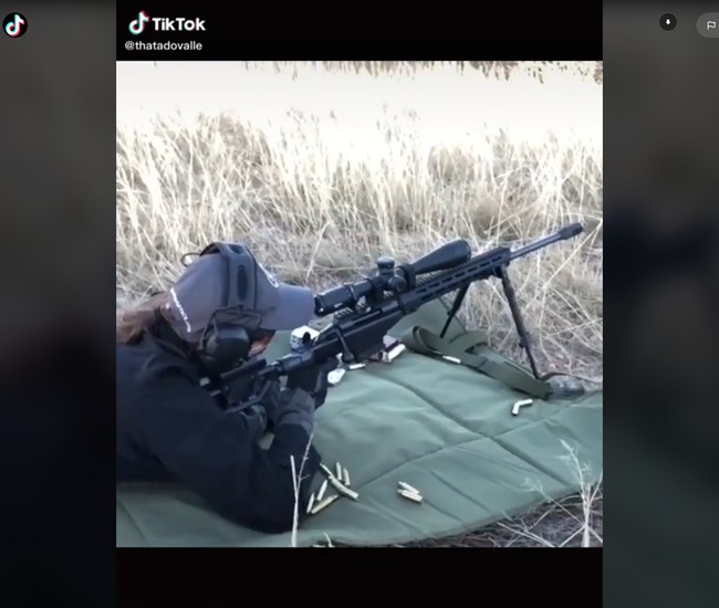 Tiga minggu lalu, Thalita bergabung dengan pasukan Ukraina. Sebelumnya, ia terlihat menjalani latihan menembak dengan pasukan militer bersenjata Peshmergas dari wilayah independen Kurdistan di Irak. Foto: TikTok Thalita do Valle