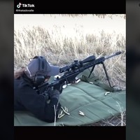 Tiga minggu lalu, Thalita bergabung dengan pasukan Ukraina. Sebelumnya, ia terlihat menjalani latihan menembak dengan pasukan militer bersenjata Peshmergas dari wilayah independen Kurdistan di Irak. Foto: TikTok Thalita do Valle