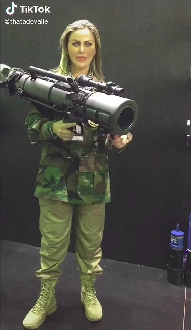 Thalita do Valle adalah mantan model dan aktris yang jadi penembak jita. Wanita asal Brasil itu beberapa waktu lalu bergabung dengan pasukan Ukraina untuk melawan Rusia. Foto: Dok. TikTok