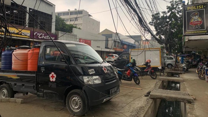 Tiang miring di Jl Pecenongan telah dicabut, namun kabel malah semakin semrawut, Rabu (6/7/2022).