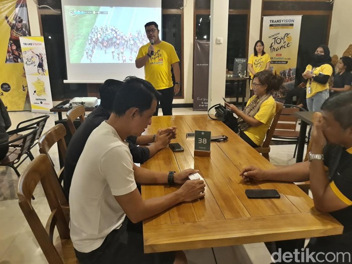 Transvision menggelar nonton bareng Tour de France bersama sejumlah komunitas pecinta sepeda di Solo, Rabu (6/7/2022).