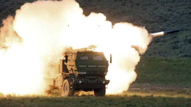 Sebuah truk peluncur menembakkan Sistem Roket Artileri Mobilitas Tinggi (HIMARS) yang diproduksi oleh Lockheed Martin selama pelatihan tempur di gurun tinggi Pusat Pelatihan Yakima, Washington, AS, Senin (23/5/2011). (Tony Overman/The Olympian via AP, File)
