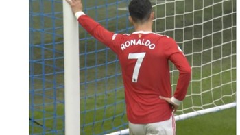 Bagaimana Ronaldo, mau pindah atau tetap berjuangan dengan MU? Foto: Twitter