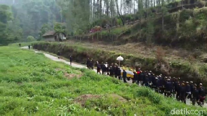 Upacara Adat Mayu Desa Masyarakat Tengger Probolinggo