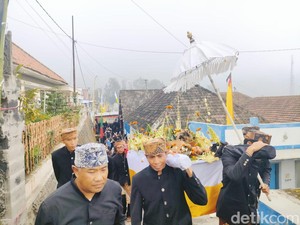 Warga Tengger Bersatu Lagi Usai Pilkades Lewat Upacara Adat Mayu Desa