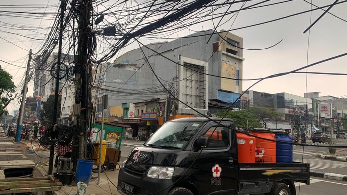 Usai tiang miring di cabut, kabel semrawut di Jl Pecenongan semakin semrawut. Rabu (6/7/2022).