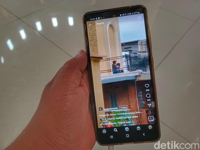 Video viral sejoli bermesraan di area menara Masjid Besar Banjaran, Kabupaten Bandung.