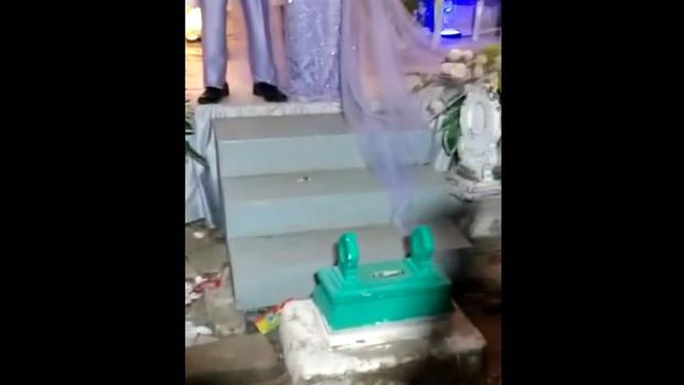 Viral video pernikahan di tempat pemakaman umum