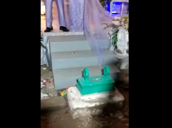 Viral video pernikahan di tempat pemakaman umum