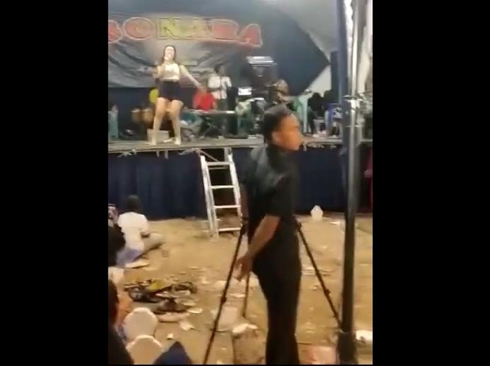 Viral video pernikahan di tempat pemakaman umum