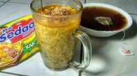 Ini baru yang disebut mie gelas. Mie instan varian kari ayam ini disajikan di dalam gelas kaca, wadah yang biasa untuk bikin teh. Foto: Instagram / Twitter