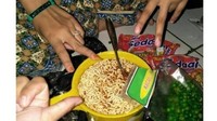 Tak kalah nyeleneh, mie instan kuah ini disajikan di dalam gayung untuk mandi. Mie instannya juga disajikan dengan kacang polong. Foto: Instagram / Twitter